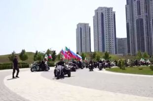 Кадыров на мотоцикле открыл в Грозном улицу после реконструкции