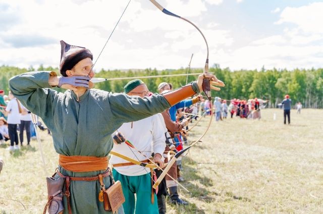 На соревнованиях по стрельбе лучник занимает призовые места.