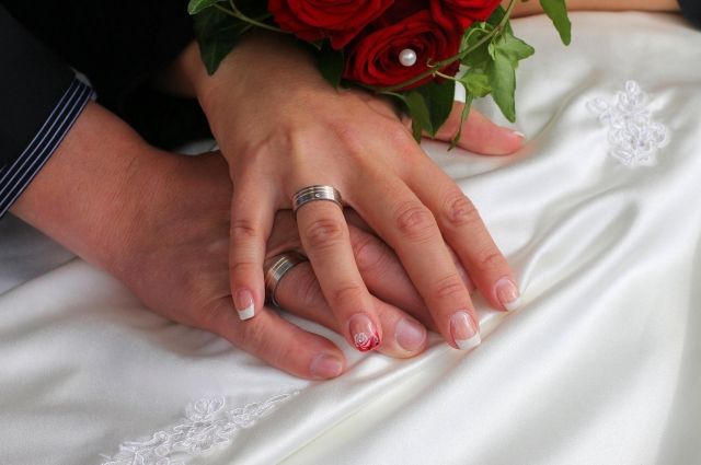 В Тазовском впервые зарегистрировали брак под открытым небом.