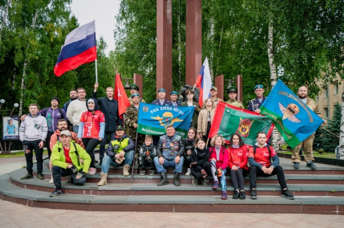 Мостик между прошлым и настоящим. Югорчане отметили День флага России | АиФ  Югра