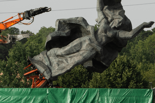 Снос памятника в Риге, который возмутил Захарову