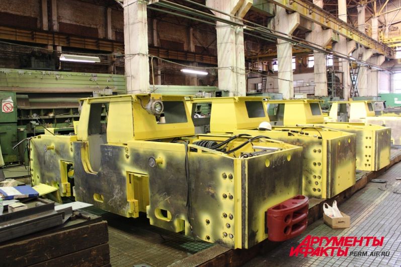 На АМЗ производились первые шахтные контактные электровозы в Советском Союзе. Их выпускают до сих пор.