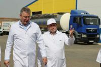 Губернатор Владимир Владимиров и Александр Вильгоцкий на территории завода.