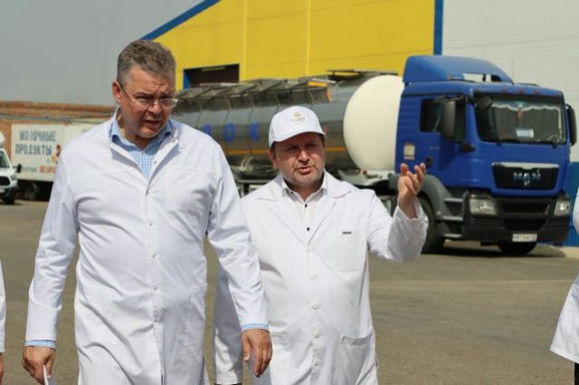 Губернатор Владимир Владимиров и Александр Вильгоцкий на территории завода.