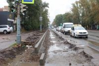 В Красноярске на улице Волжская идет работа по формированию нового профиля дороги.