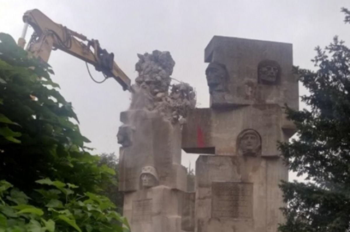 В Латвии возникли проблемы со сносом советских памятников