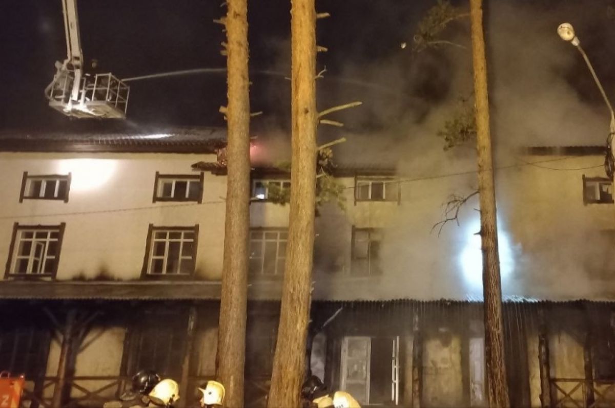 Более 40 человек тушили крупный пожар в парк-отеле «Чайка» в Барнауле