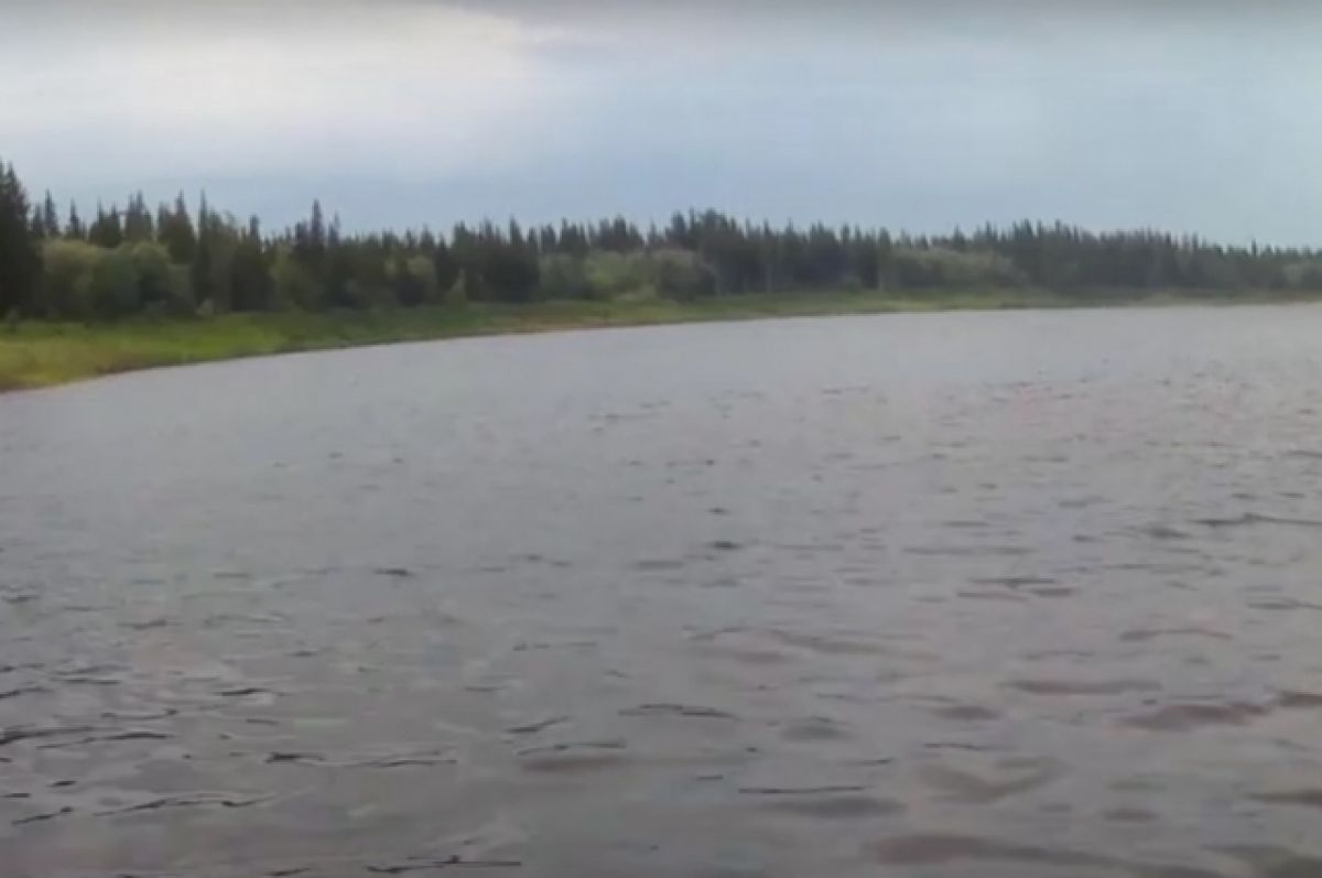 В Красноярском крае на реке перевернулся катамаран