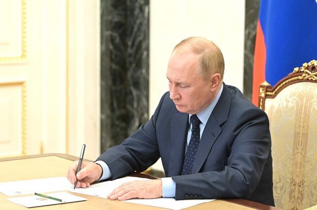 Президент России наградил директора краевой научной библиотеки и электрослесарю «Ирбейского разреза».