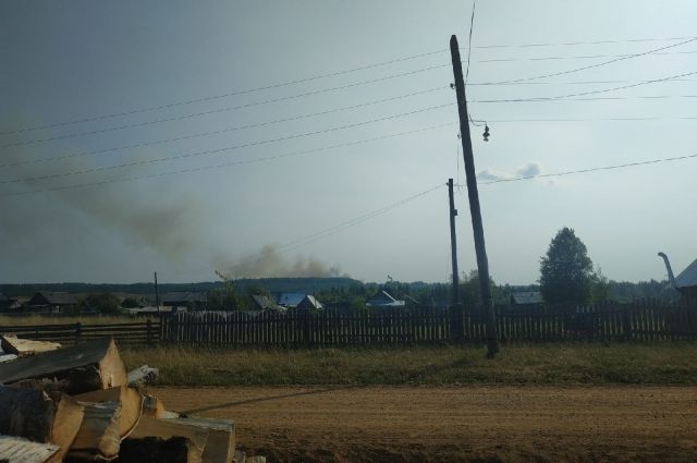 Из деревни Митино виден дым лесного пожара.