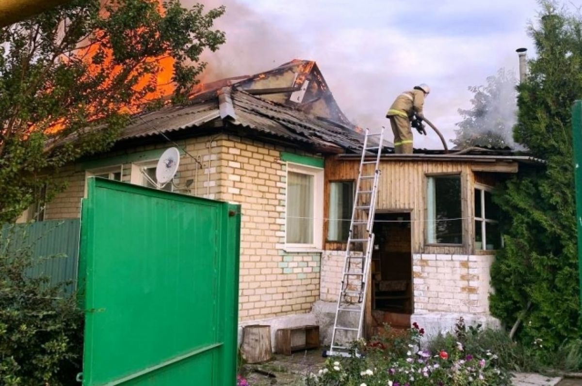 В селах под Белгородом из-за молнии загорелось два дома | АиФ Белгород