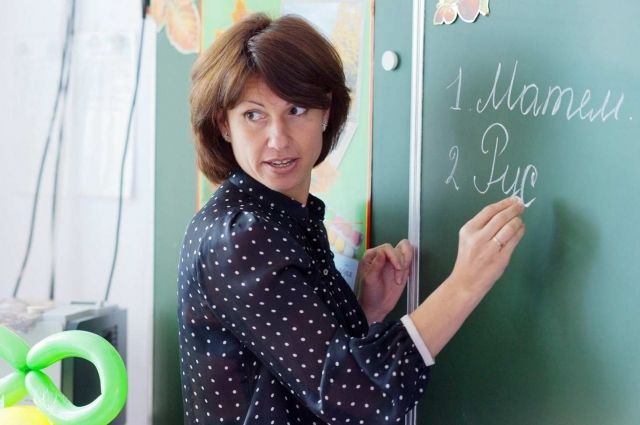 Свердловские власти регулярно вводят новые меры поддержки учителей.