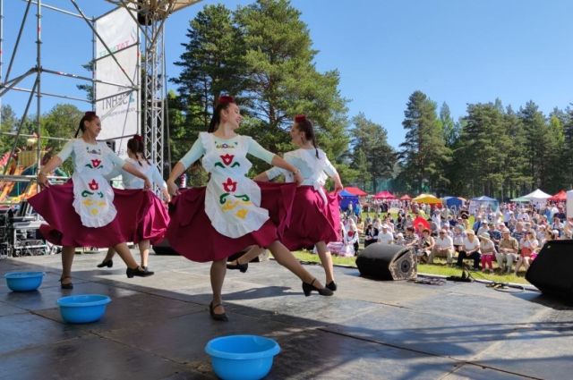 В танце «Прачки» отражается деревенский быт татарской женщины, которая ходила рано поутру стирать одежду на речку.