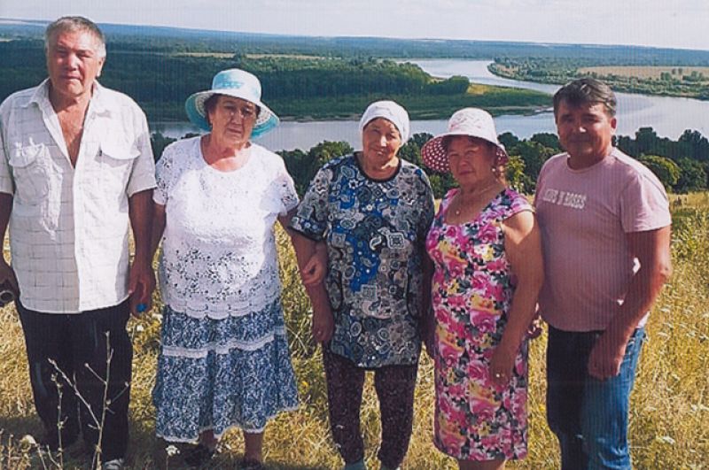 Жительница Калтасинского района Татьяна Валикаева (вторая слева) с родными в Дюртюлинском районе, в гостях у подруги детства Любови Карнаевой (в центре).