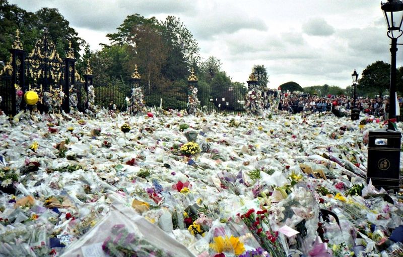 Цветы у Кенсингтонского дворца в память о принцессе Диане, 1 сентября 1997 года