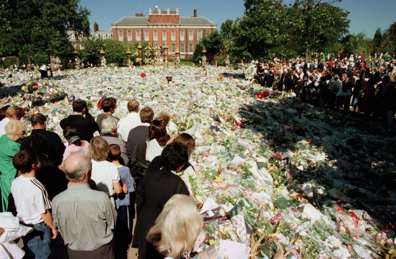Цветы у Кенсингтонского дворца в память о принцессе Диане, 4 сентября 1997 года