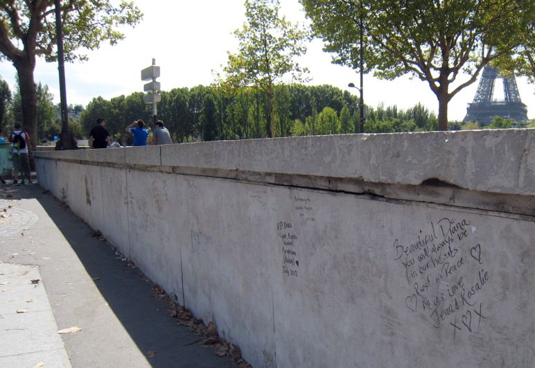 Сообщения в память о принцессе Диане на стене в тоннеле Альма в Париже, 2012 год