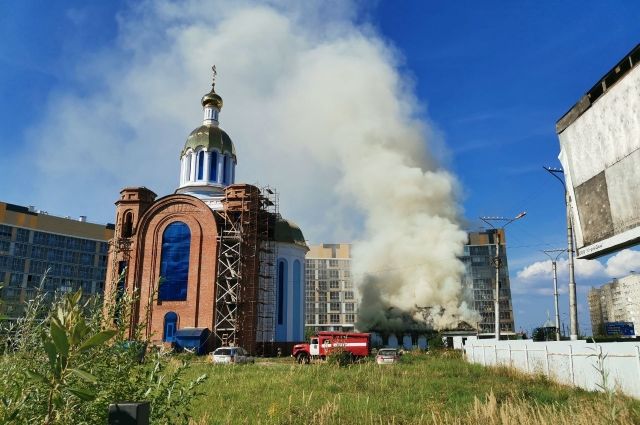 В День города Новочебоксарска загорелось здание старого храма.