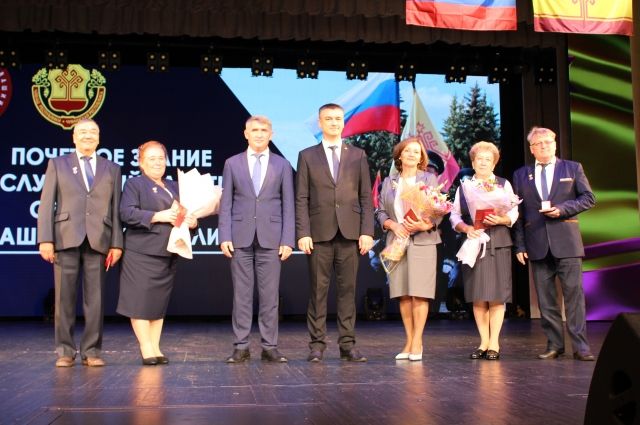 Олег Николаев и Дмитрий Захаров приняли участие в церемонии награждения лучших педагогов.