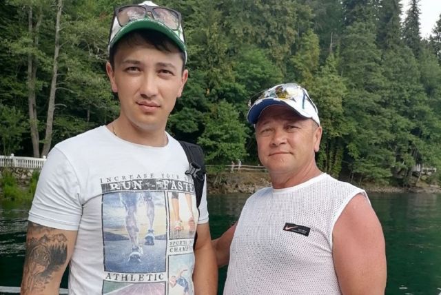 Отец Данир и сын Данил Хакимьяновы на отдыхе.