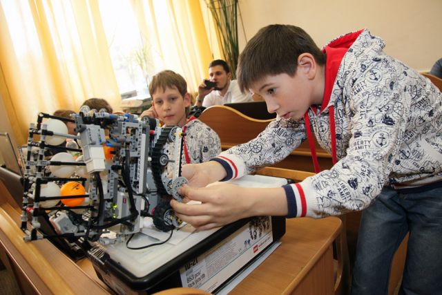 Путь в IT-отрасль начинается с увлечения робототехникой в школе.