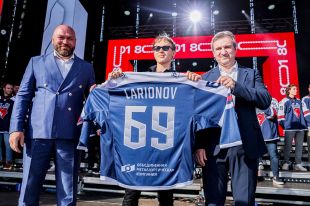 Примеряли бы «торпедовцы» игровые свитера на площади Минина и Пожарского, не окажись на сцене легендарный Профессор Ларионов?