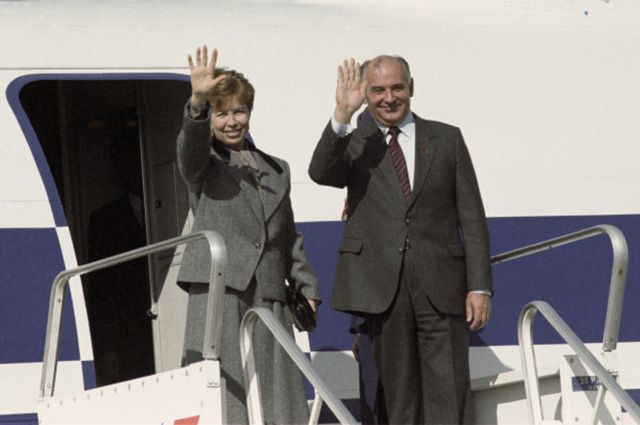 Генеральный секретарь ЦК КПСС Михаил Горбачев с супругой Раисой Горбачевой (слева) готовятся к отлету в Москву после завершения официального визита М. Горбачева во Францию. 1985 год.