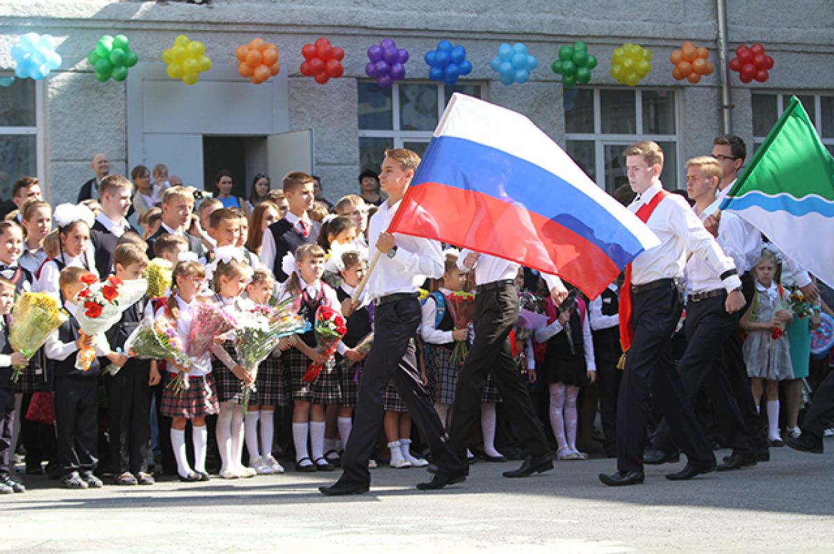 В новом учебном году флаг России поднимут в школах