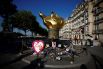 Стихийный мемориал в честь принцессы Дианы у скульптуры «Пламя Свободы» у моста Альма в Париже.