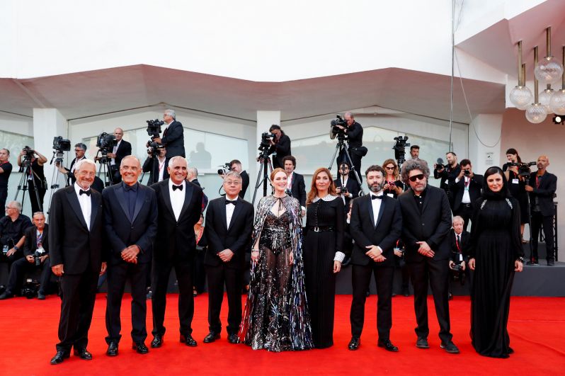 Директор Венецианского кинофестиваля Альберто Барбера и актриса Джулианна Мур (в центре) на фотосессии жюри 79-го Венецианского кинофестиваля
