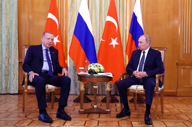 Президент РФ Владимир Путин и президент Турции Реджеп Тайип Эрдоган (слева).