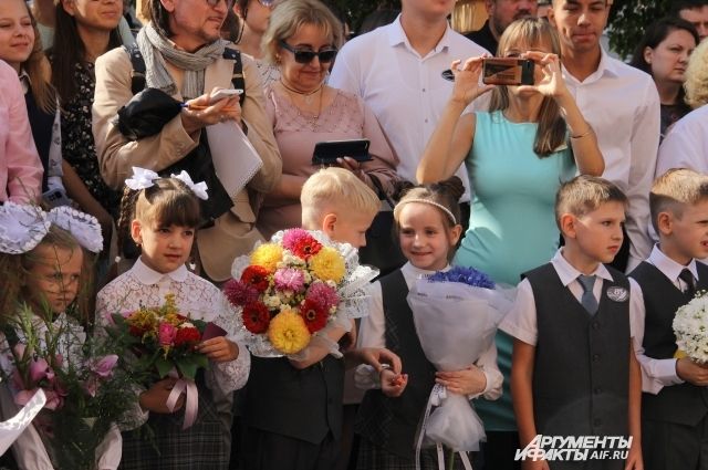 Мероприятия омск 1 сентября. Школа 92 омск. Школьники 1 сентября. Школьники на линейке. День в люблино.