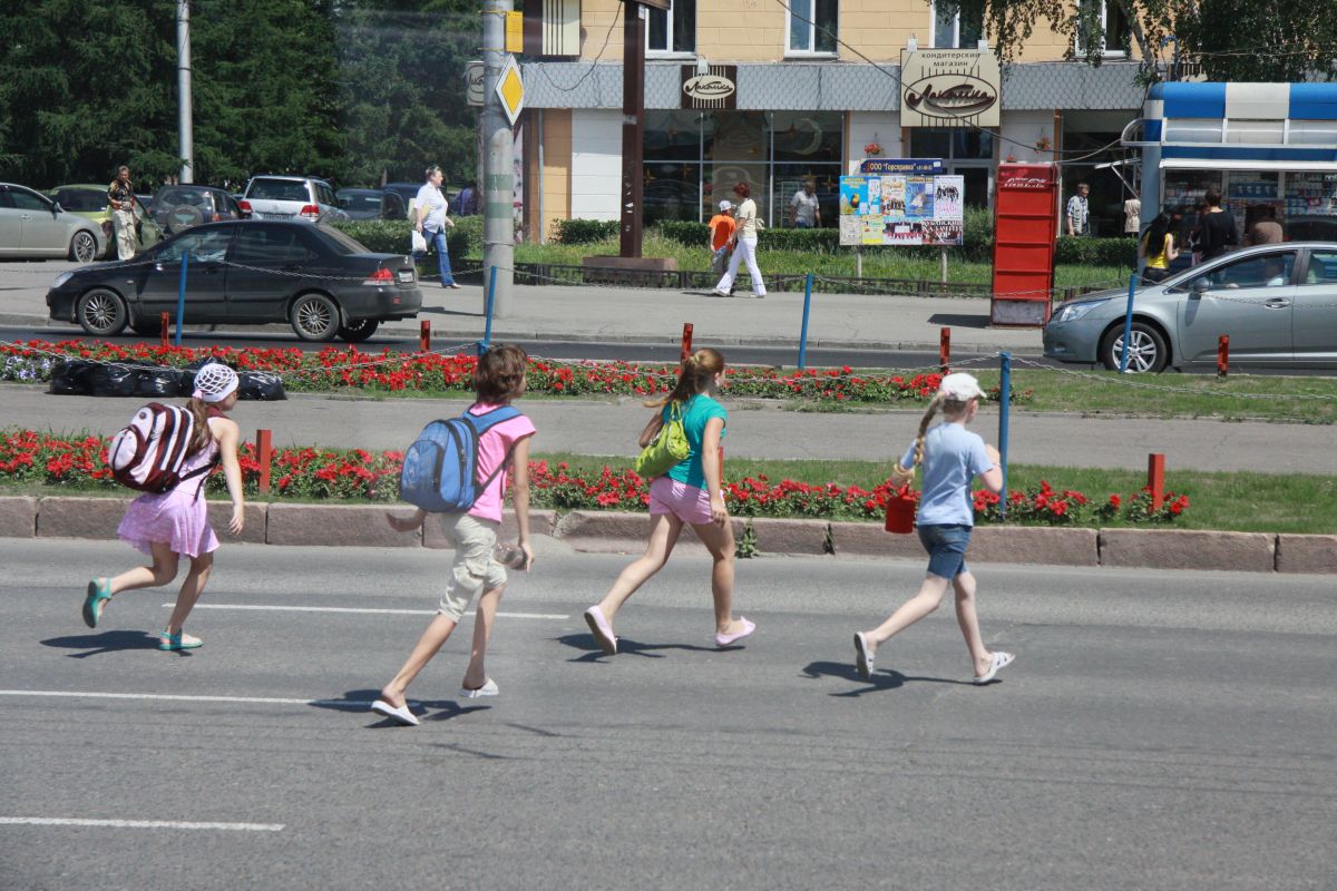 Дети перебегают дорогу