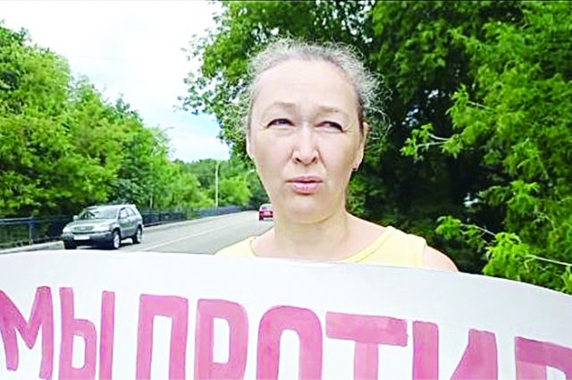 Местная жительница Наталья с одиночным пикетом выступала против строительства экопоселка в Ахунах.