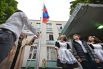 Церемония поднятия государственного флага России на торжественной линейке в День знаний в школе №1554 в Москве