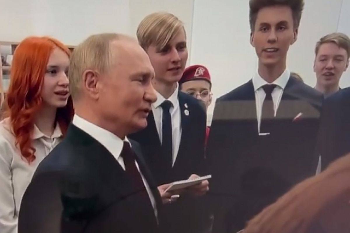 Путин спел гимн вместе со школьниками Калининграда