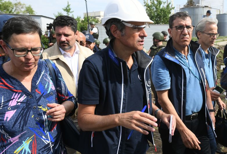 Генеральный директор МАГАТЭ Рафаэль Гросси (в центре) во время посещения Запорожской атомной электростанции