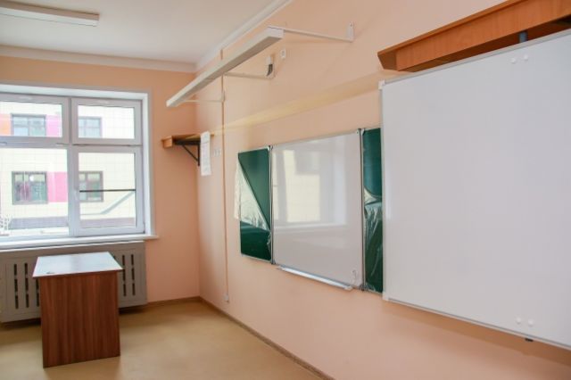 Жители пригородных поселков Вишневый и Привольный не дождались новой школы. 