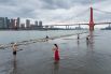На фоне аномальной жары и сильной засухи в южном Китае до рекордной отметки снизился уровень воды в Янцзы – самой длинной реке Азии. На фотографии: река Янцзы в городе Ухань, 31 августа 2022 года.