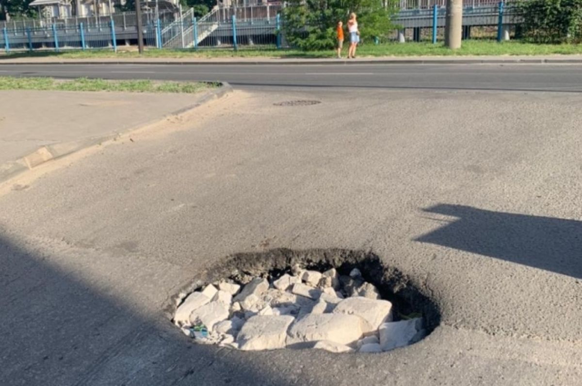 В Ростове-на-Дону легковая машина ушла колесом в провалившийся асфальт