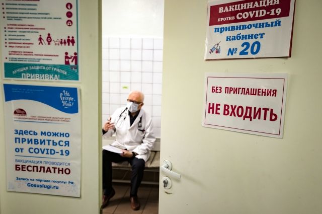 В новых методических рекомендациях Минздрава России указана возможность одномоментно вакцинировать взрослых от COVID-19 и гриппа. 