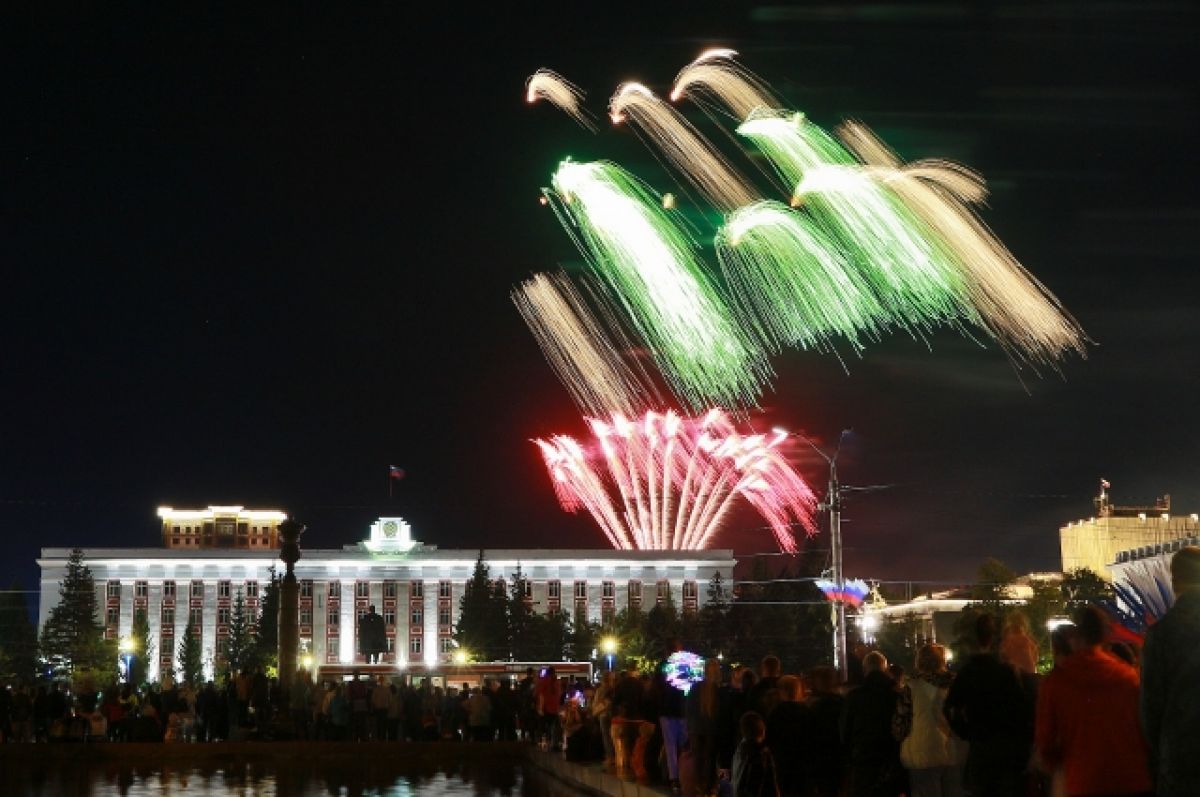 Появились фото праздничного салюта в Барнауле