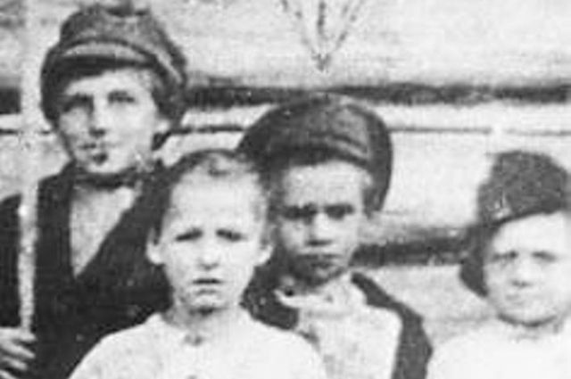 Павлик Морозов (в центре, в фуражке) с одноклассниками, слева — его двоюродный брат Данила Морозов (1913 г. р.).