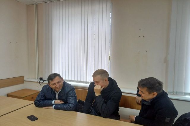 Хоккеист Михаил Воробьев (в центре) и его адвокаты.