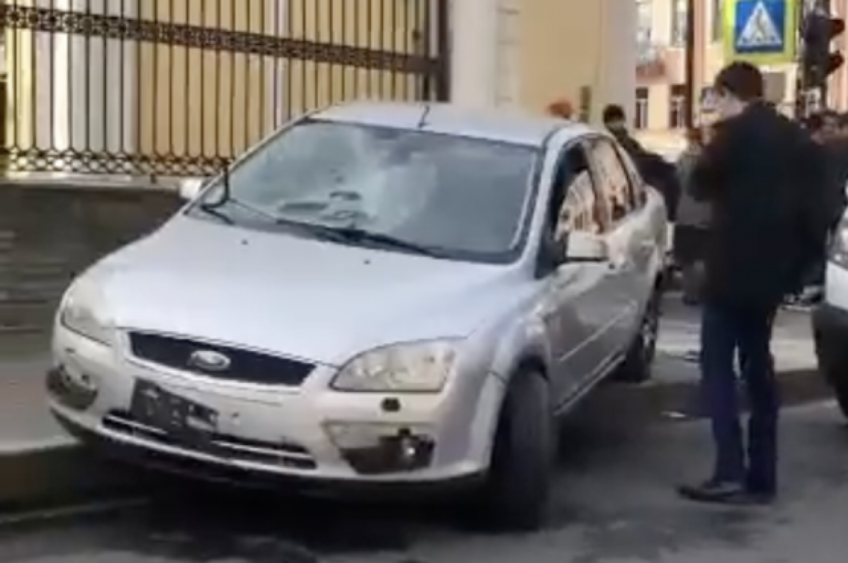 В Петербурге водитель иномарки сбил на тротуаре троих человек