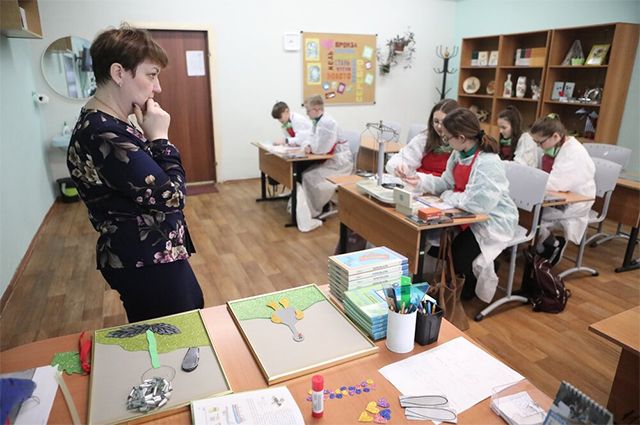 Урок слесарного мастерства в московской школе.