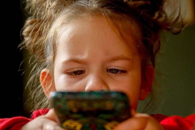 Дети больше не смогут свободно пользоваться смартфонами на уроках.