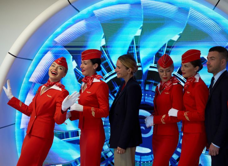 Девушки в форме стюардесс «Аэрофлота» и участники Восточного экономического форума во Владивостоке