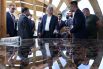 Премьер-министр Республики Мьянма Мин Аун Хлайн и глава Республики Бурятия Алексей Цыденов (слева направо) в павильоне Бурятии на Восточном экономическом форуме-2022