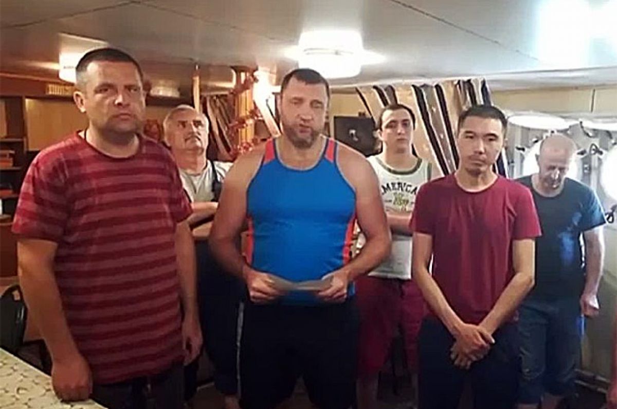 Болеют, сходят с ума. 65 моряков остаются заложниками в украинском Измаиле
